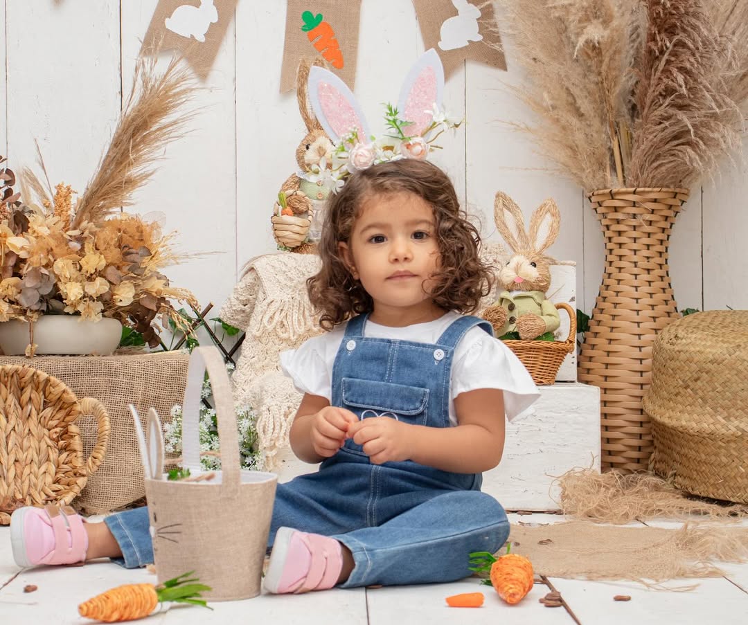 Sessão de Páscoa da Eliana com decoração rústica