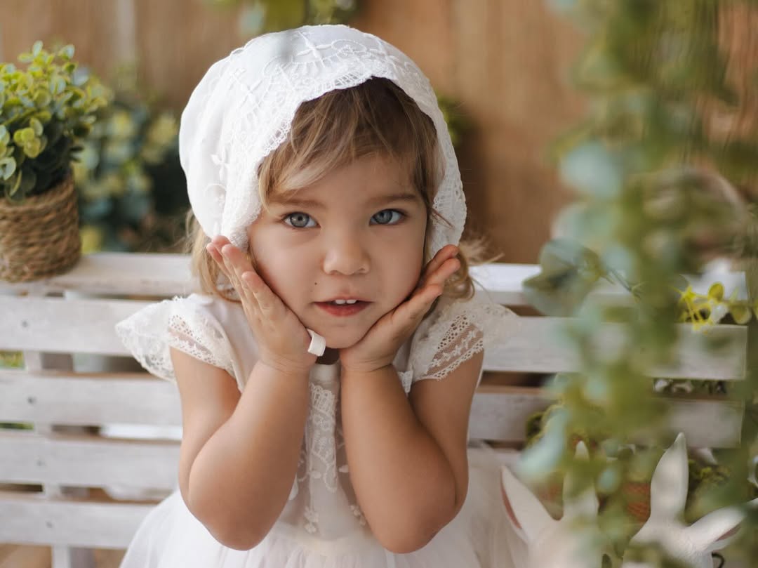 Sessão de Páscoa da Laura com vestido de renda