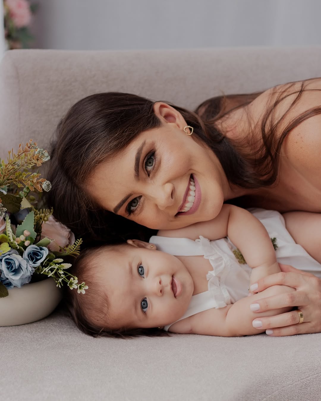 Mãe e bebê em retrato delicado