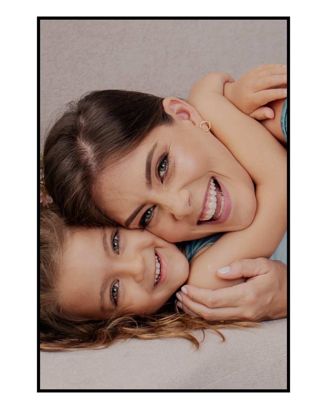 Retrato emoldurado de mãe e filha