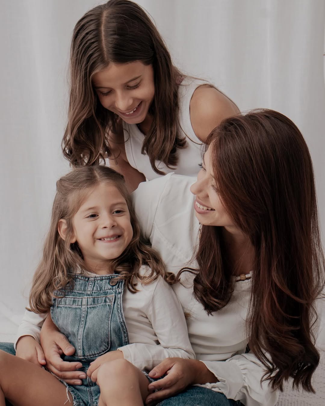 Mãe com duas filhas em ensaio familiar