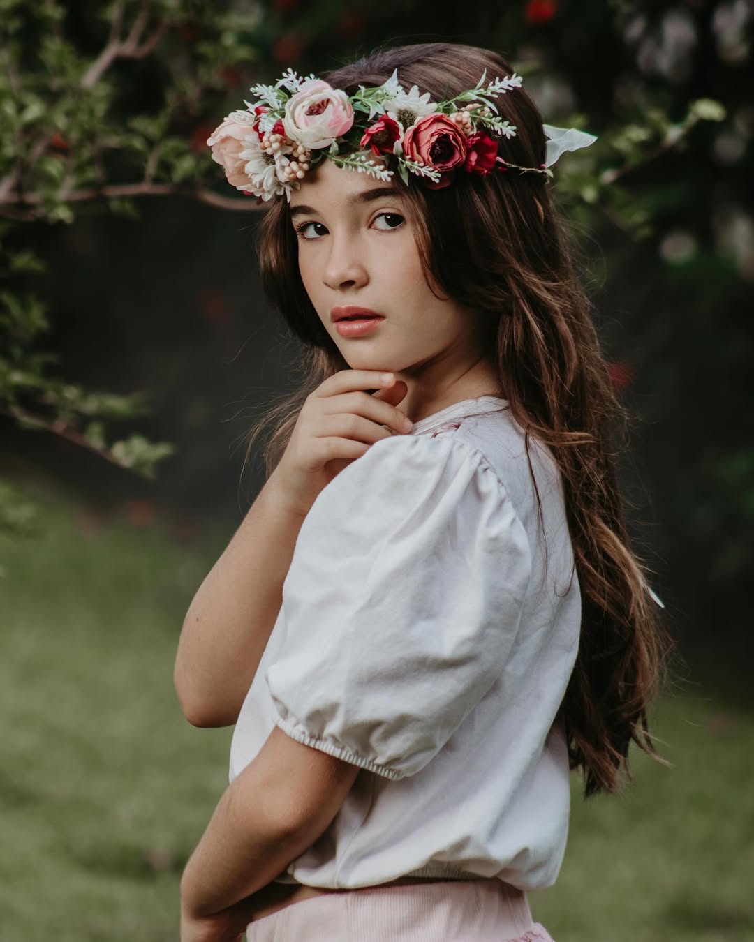 Lara em ensaio externo com coroa de flores